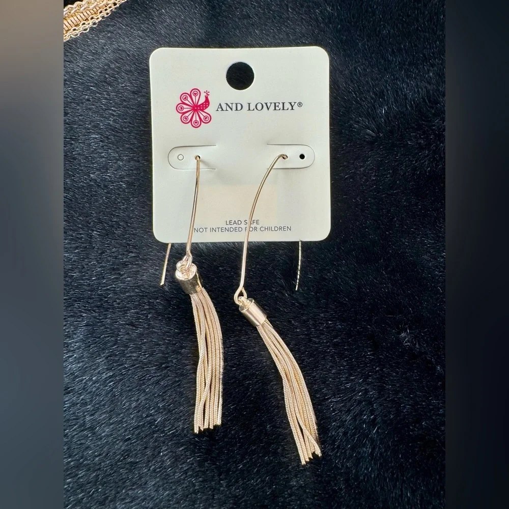 NWT Macy’s Gold Tone Snake V-Neck Chain with Tassel & Matching Earrings - Picture 7 of 8